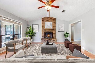 421 St Andrews St in Meadowlakes, TX - Building Photo