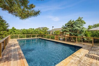 196 Dune Rd in Southampton, NY - Building Photo - Building Photo