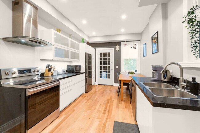 31 Granby St, Unit SI ID1403772P in Toronto, ON - Building Photo - Building Photo