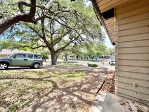 8711 Westover Club Dr in Austin, TX - Building Photo - Building Photo