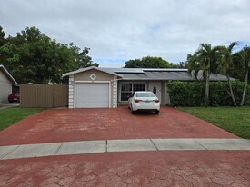 301 NW 83rd Way in Pembroke Pines, FL - Building Photo