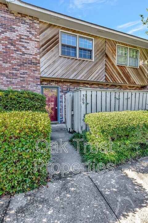 309 St Charles Ct in Charleston, SC - Building Photo