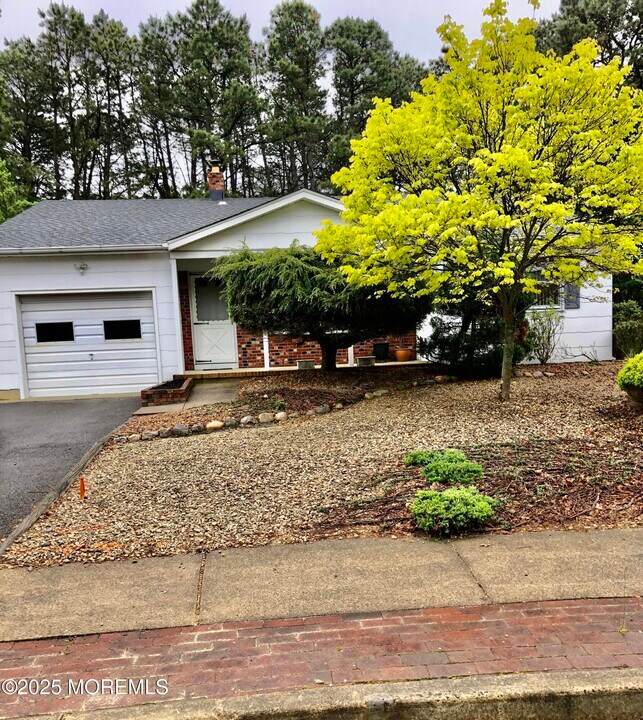 24 Upton Ct in Toms River, NJ - Building Photo