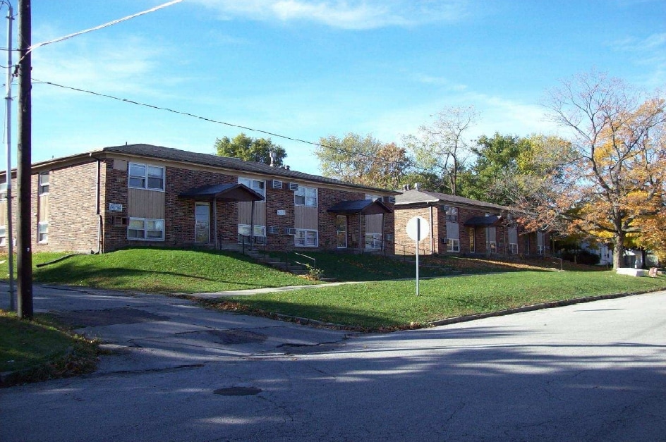 Heartland Apartments in Bloomington, IL - Building Photo