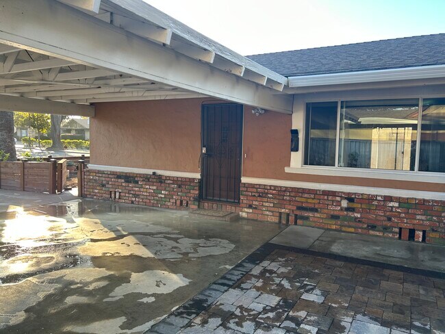 110 Gladys Ave, Unit #A in Mountain View, CA - Building Photo - Building Photo