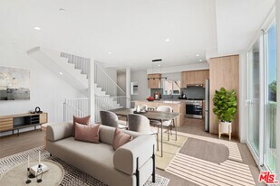 2521 S Orange Dr in Los Angeles, CA - Building Photo