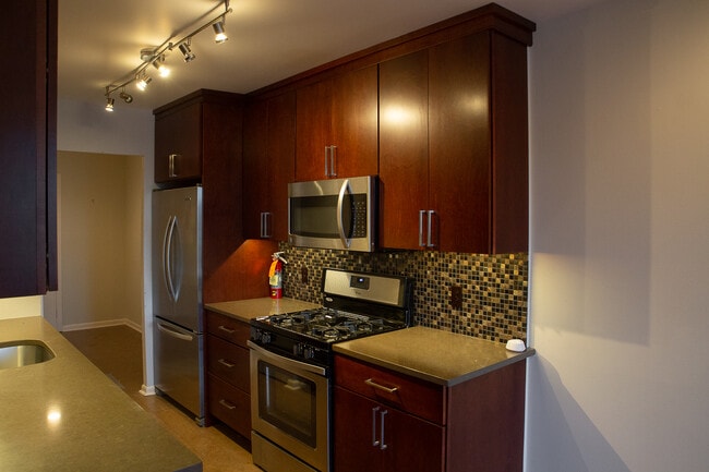 1640 Oakwood Dr, Unit W216 in Penn Valley, PA - Foto de edificio - Building Photo