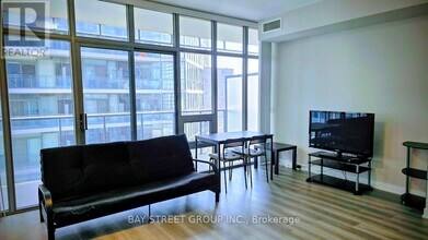33 Charles St E in Toronto, ON - Building Photo - Building Photo