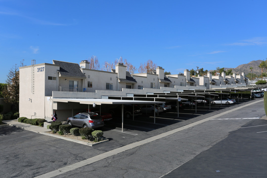 Crescenta Village in La Crescenta, CA - Building Photo