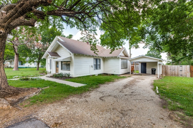 909 N Anna St in Pilot Point, TX - Foto de edificio - Building Photo
