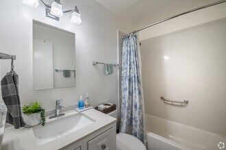 5001-5005 Shafter Ave in Oakland, CA - Foto de edificio - Building Photo