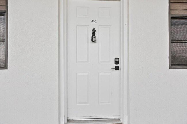 3716 Whitehall Dr, Unit 4050 in West Palm Beach, FL - Foto de edificio - Building Photo