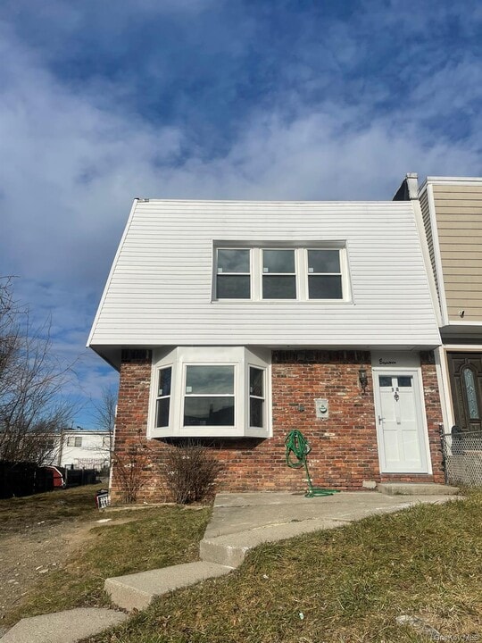 18 Chaucer Ct in Middletown, NY - Building Photo