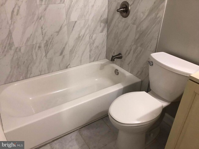 9730 Kingsbridge Dr-Unit -101 in Fairfax, VA - Foto de edificio - Building Photo