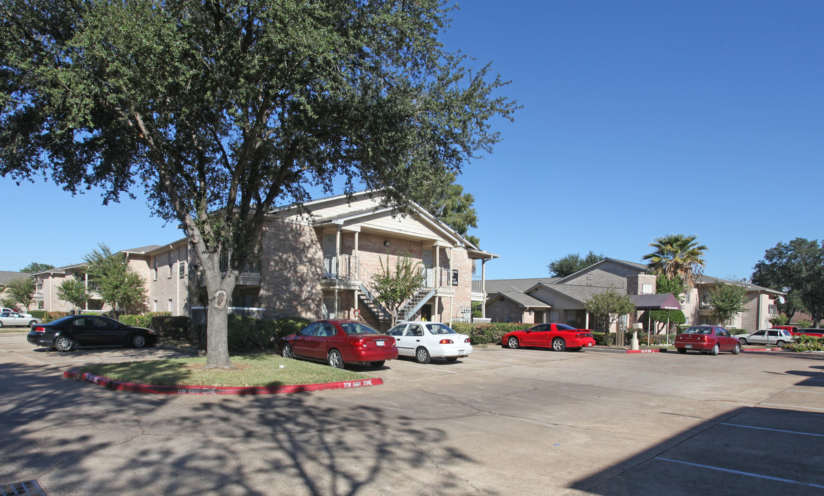 Meadows on Blue Bell in Houston, TX - Building Photo