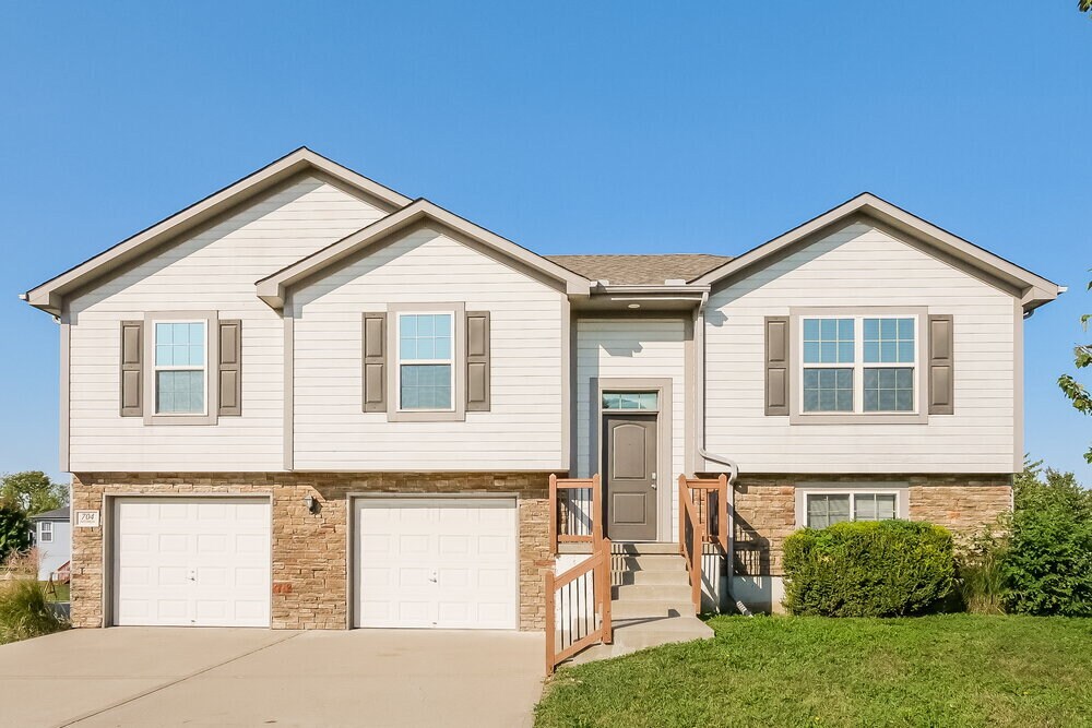 704 Fall Creek Dr in Belton, MO - Building Photo