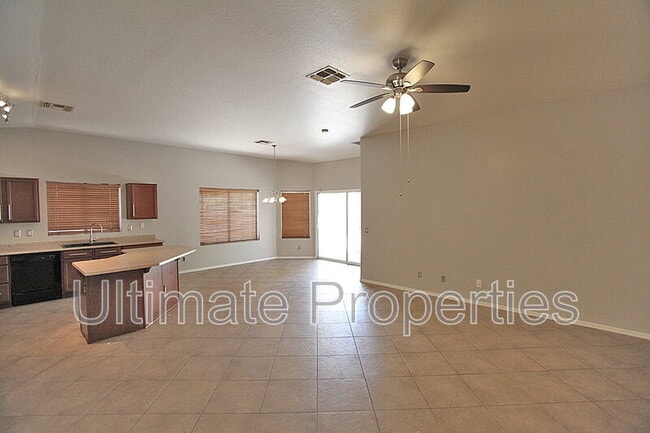 15710 N 34th St in Phoenix, AZ - Building Photo - Building Photo