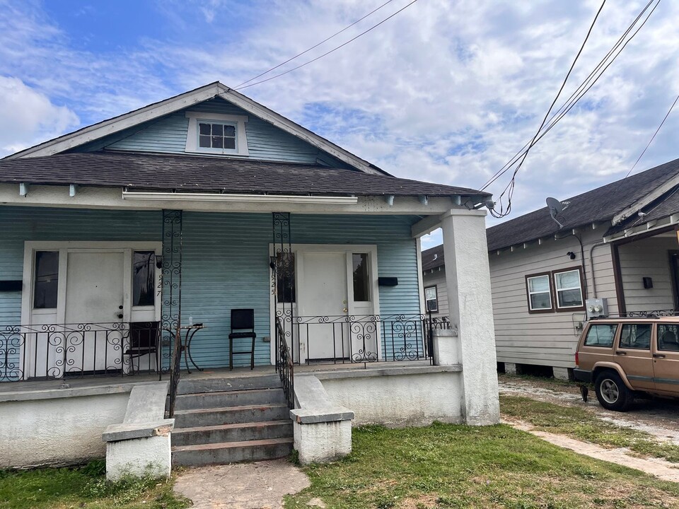 925 Fats Domino Ave in New Orleans, LA - Building Photo