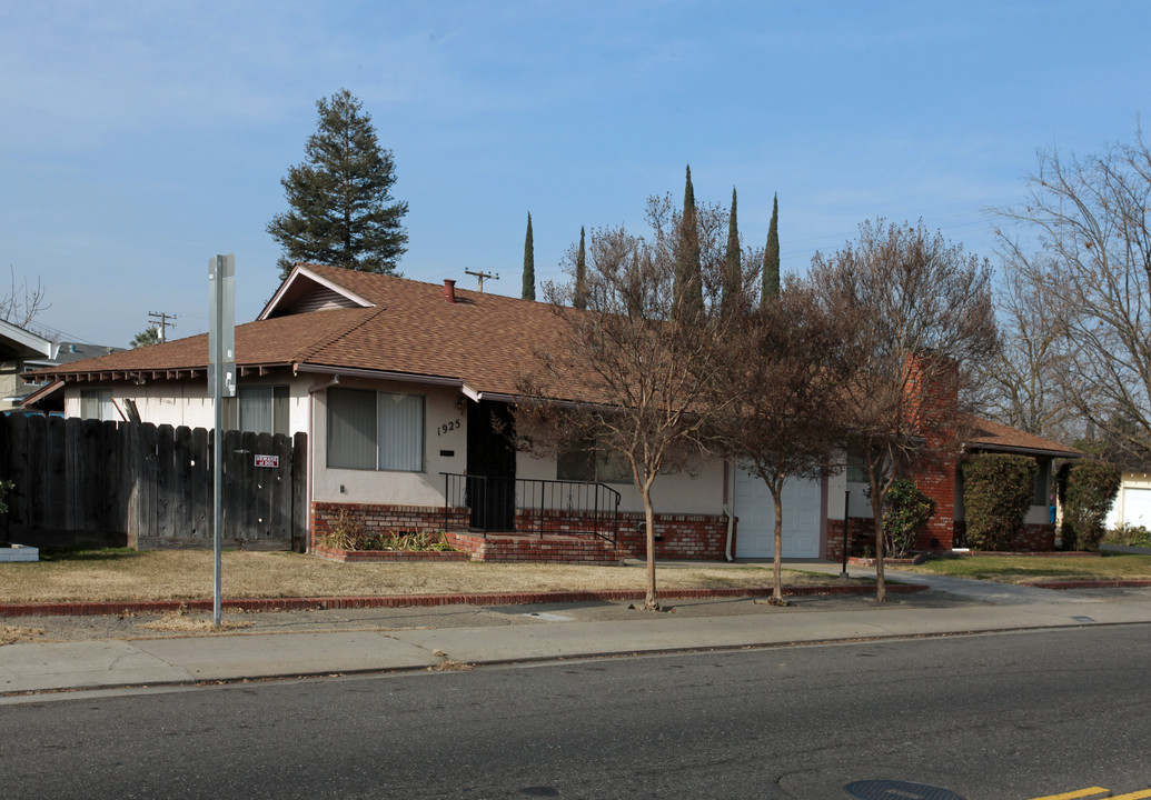 2532 Leslie Ln in Ceres, CA - Foto de edificio