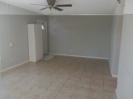 11 Hamlin Ct, Unit Hamlin in Lehigh Acres, FL - Building Photo