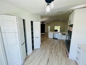 272 SW Oakridge Dr in Port St. Lucie, FL - Foto de edificio - Building Photo