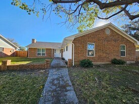 2400 Meadow Creek Dr in Carrollton, TX - Building Photo