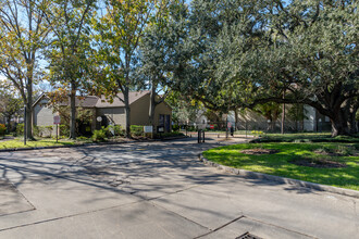 Idlewood Condo in Houston, TX - Building Photo - Building Photo