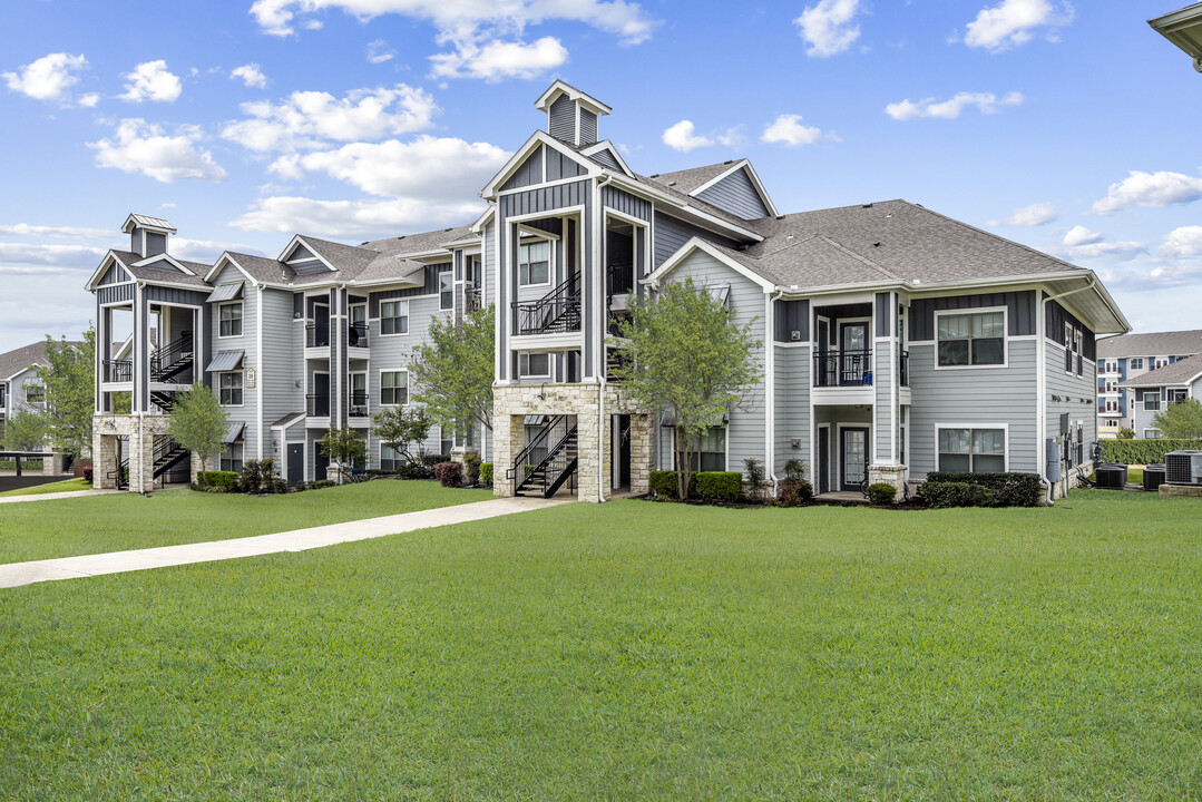 Harris Branch Apartments in Austin, TX - Building Photo