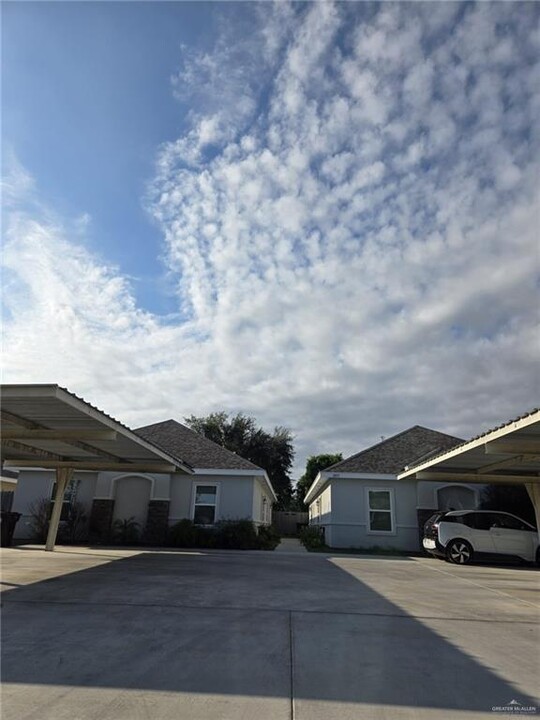 1805 Canyon Dr-Unit -2 in Weslaco, TX - Building Photo