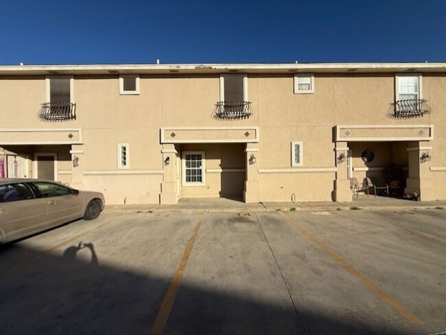 201 Abigail Dominguez Ct in Laredo, TX - Building Photo - Building Photo