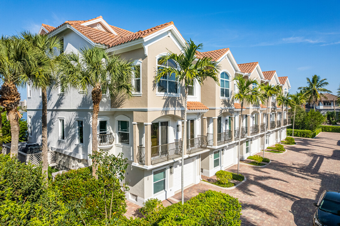 Vanderbilt Lagoon Villas Condominium in Naples, FL - Building Photo