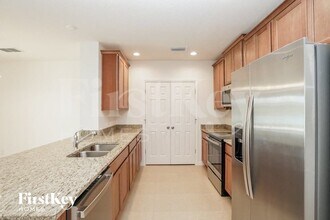 5086 Royal Point Ave in Kissimmee, FL - Foto de edificio - Building Photo