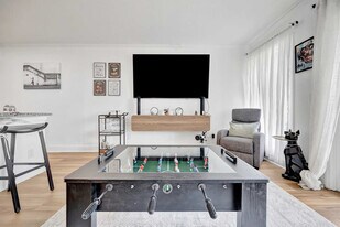 2506 N Rocky Point Dr in Tampa, FL - Building Photo