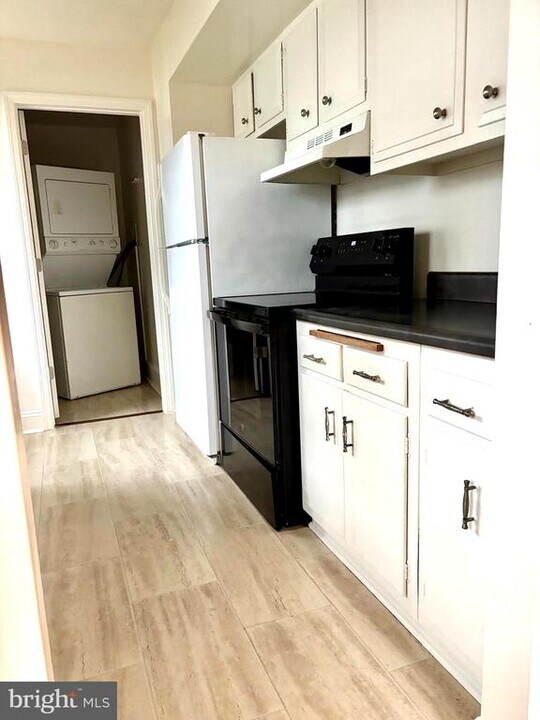 19 Walnut St in Monroe, NJ - Building Photo