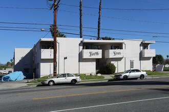 The South Seas in Reseda, CA - Foto de edificio - Building Photo