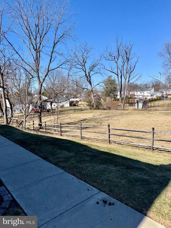 22 Fitzwatertown Rd in Willow Grove, PA - Foto de edificio - Building Photo