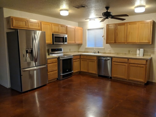 701 Roland Ln in Kyle, TX - Foto de edificio - Building Photo