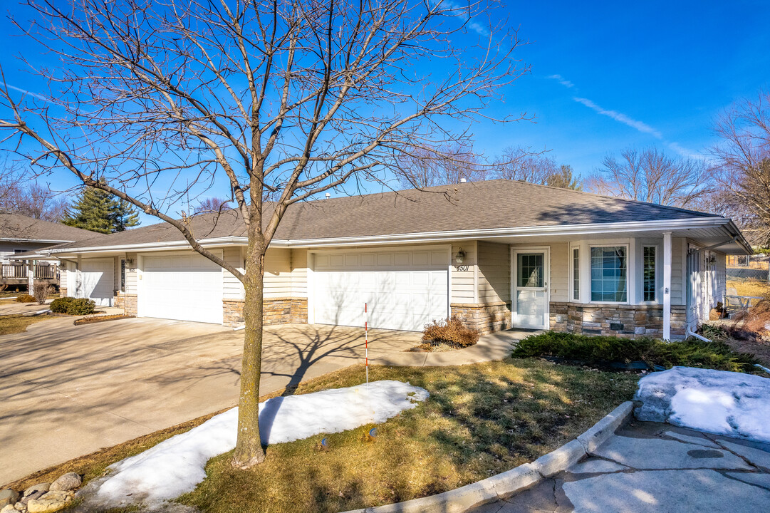 Meredith Pines in Urbandale, IA - Foto de edificio