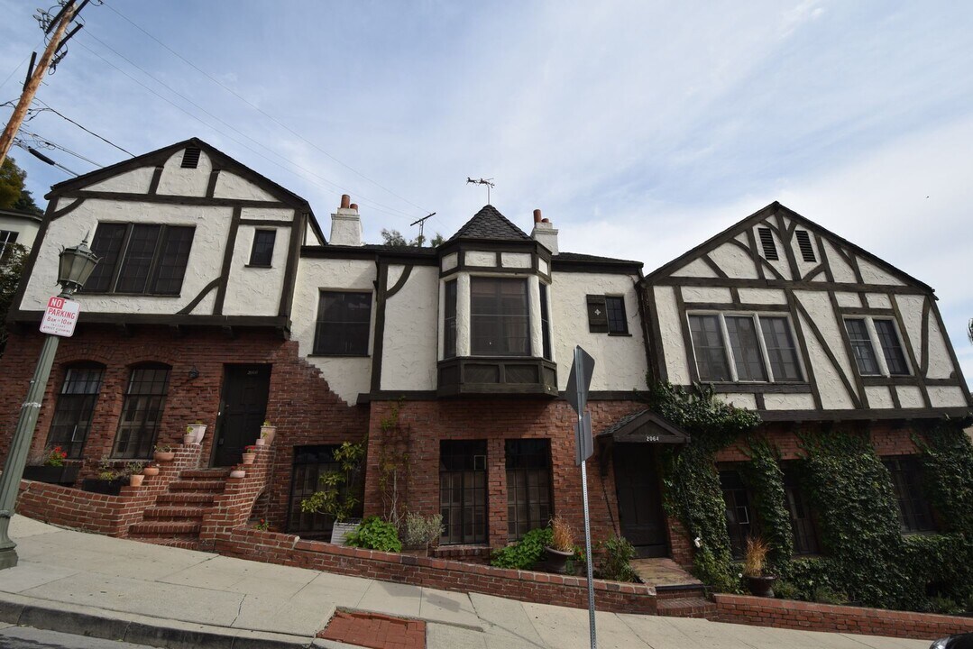 2062 Argyle Ave in Los Angeles, CA - Building Photo