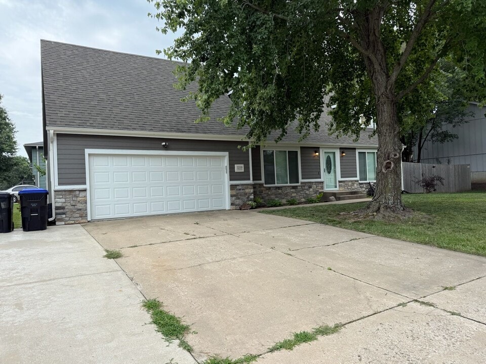 3310 SE Eveningtide Way in Topeka, KS - Building Photo