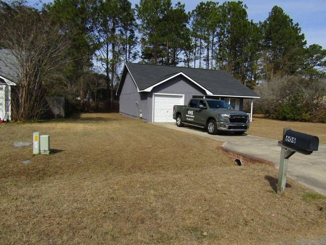 606 Hampton St in Hinesville, GA - Foto de edificio - Building Photo