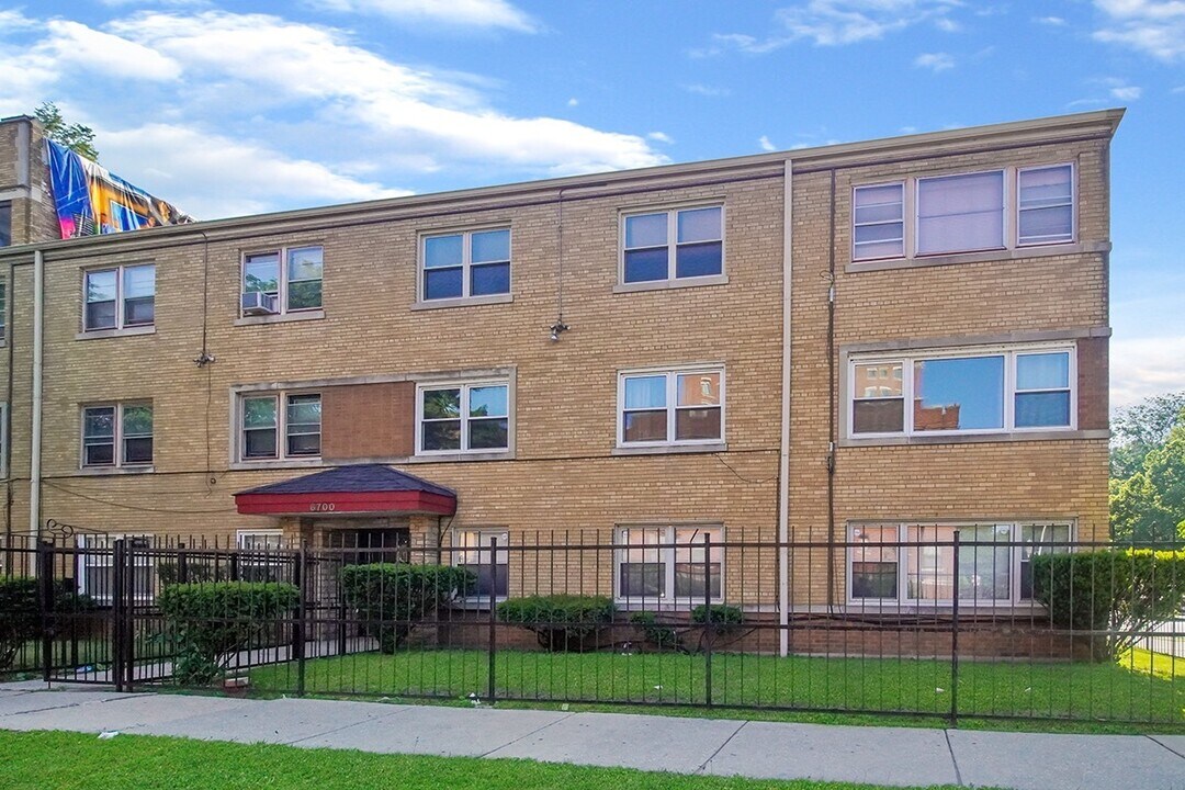 6700 S Paxton Ave in Chicago, IL - Building Photo