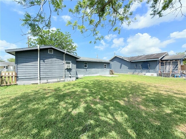 131 Algodon St in Taft, TX - Building Photo - Building Photo