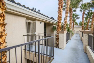 7135 S Durango Dr in Las Vegas, NV - Building Photo - Building Photo