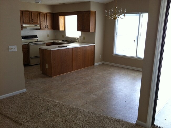 114 W Victoria Ct, Unit D in Greenville, NC - Building Photo - Building Photo