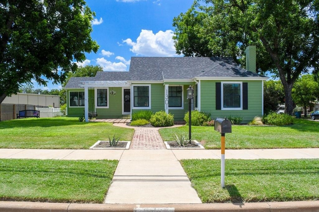 1301 Ford St in Llano, TX - Foto de edificio