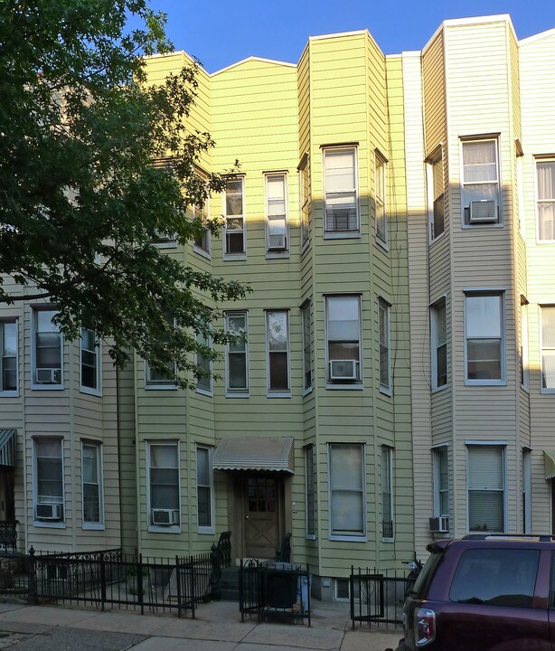 179 Russell St in Brooklyn, NY - Building Photo