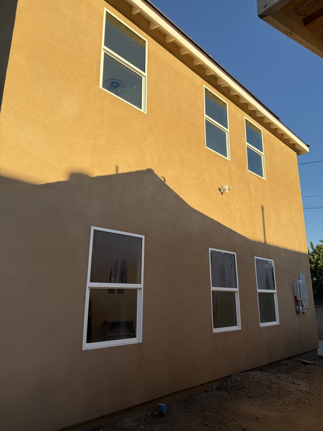 9610 Dorrington Ave in Pacoima, CA - Foto de edificio - Building Photo