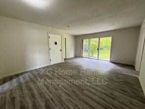 8620 Countryshire Ln in Kansas City, MO - Building Photo - Building Photo