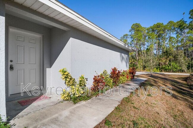 341 Reeves St in Lehigh Acres, FL - Building Photo - Building Photo